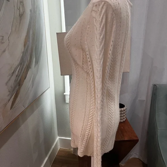 Elegant Cream Cable Knit Sweater - Picture 2 of 3